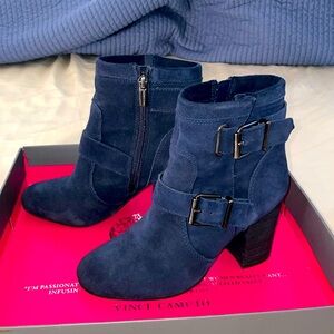 Vince Camuto
Dark navy Verona